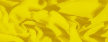 Yumuşak, narin kıvrımlı, parlak sarı kumaş perdeler, ince, dokulu yüzeyini sergiliyor. Pürüzsüz görünüş, görüntüye lüks ve sofistike bir hava katar..