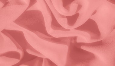 Yumuşak kıvrımlı, pürüzsüz pembe kumaştan oluşan bulanıklık havadar ve narin bir doku yaratıyor. Kusursuz kıvrımlar kumaşın hafif ve nazik doğasını vurgular..