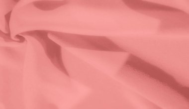 Mercan kumaşının bulanık kıvrımları dinamik ve dokulu bir yüzey oluşturur. Işık ve gölgenin ince etkileşimi kumaş boyunca derinlik ve hareket yaratır..