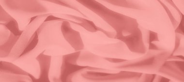 Birinci Görüntü: Açık pembe kumaşın yumuşak kıvrımları gölgelerde hassas desenler gösteren zarif ve pürüzsüz bir doku oluşturur. Nazik dalgalar kumaşa bir akış verir