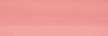 Birinci Görüntü: Açık pembe kumaşın yumuşak kıvrımları gölgelerde hassas desenler gösteren zarif ve pürüzsüz bir doku oluşturur. Nazik dalgalar kumaşa bir akış verir