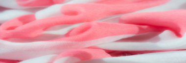 Bulanık pembe ve beyaz kumaş kıvrımları hassas kıvrımlar ve dalgalar oluşturarak iki ton arasındaki ince dokuyu ve nazik kontrastı vurguluyor..