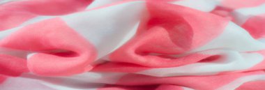 Beyaz ve yumuşak pembe kumaşlardan oluşan bulanık kıvrımlar narin bir iç içe geçer ve dingin bir doku oluşturur. Kumaş hafif ve solunabilir bir kalite yayar, havadar ve rahat kıyafetler için mükemmeldir..