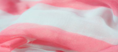 Yumuşak pembe ve beyaz kumaş bulanıklığı zarif bir şekilde akıyor, pürüzsüz dokuları ve yumuşak renkleri vurguluyor. Hafif madde cildi yumuşatarak hassas ve ruhani bir hava yaratıyor.
