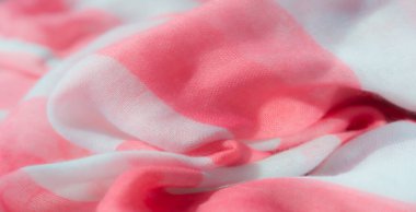 Yumuşak, akışkan kıvrımlı pembe ve beyaz çizgili kumaş bulanıklığı. Yumuşak dokular ve değişen pastel renkler hafif ve narin bir his yaratır, arka plan veya moda kavramları için mükemmeldir..