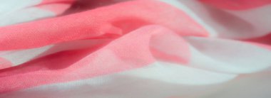 Bulanık pembe ve beyaz kumaşlar pürüzsüz, ince gölgelerle akan kıvrımlar pastel pembe ve beyaz kombinasyonu yumuşak dokular ve narin bir görünüm oluşturur.