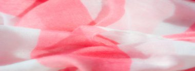Yumuşak, pürüzsüz dokusu olan akışkan beyaz ve pembe kumaş bulanıklığı. İki rengin hassas etkileşimi hafif ve havadar bir his veriyor, tekstil ya da moda uygulamaları için mükemmel..