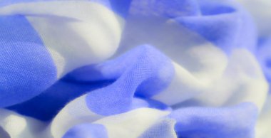 Yumuşak kıvrımlı bulanık kumaş, mavi ve beyaz renklerin karışımı. Malzemenin dokusu hafif ve yarı şeffaf, pürüzsüz kıvrımları ve narin renkleriyle narin