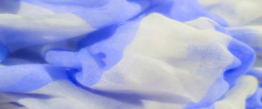 Yumuşak, katlanmış mavi ve beyaz kumaş bulanıklığı, narin detaylar ve nazik kıvrımlarla rahatlatıcı, havadar bir doku yaratır. Arkaplan ya da tekstil tasarımı için ideal.