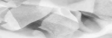 Nazik kıvrımları ve yarı şeffaf dokuları olan yumuşak gri tonlu bulanık kumaş narin ve akıcı bir görünüm yaratıyor. Kumaşın ince gölgelemesi pürüzsüz, örtülü katmanlara derinlik katıyor..