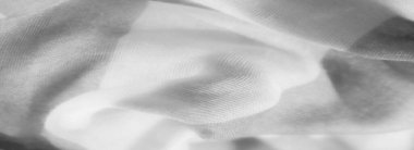 Hafif ve koyu kontrastlı gri tonlu kumaş, derinlik ve hareket hissi yaratıyor. Hassas dokusu soyut ve akışkan bileşimi arttırır..