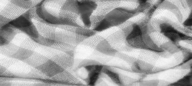 Görüntü. Dinamik kıvrımlı kareli kumaşın monokromatik görüntüsü. Dokulu yüzeydeki ışığın etkileşimi ona modern ama klasik bir his veriyor..