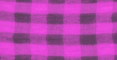 Karmaşık dokuma detaylarıyla bulanık pembe ve siyah kareli kumaş nazikçe katlanarak yumuşak, akışkan bir doku oluşturur. Işık ve gölgenin etkileşimi onun dokunsal ve dinamik kalitesini arttırır..