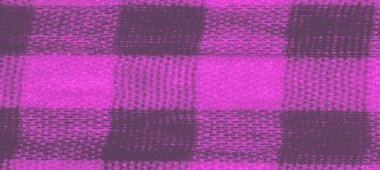 Örülmüş pembe ve siyah kareli kumaşın yakın plan görüntüsü, ince dokuya ve karmaşık detaylara odaklanıyor. Yumuşak kıvrımlar kumaşta derinlik ve hareket hissi yaratıyor..