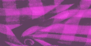 Yakın plan pembe ve siyah kumaş, sıkıca katlanmış. Karmaşık gölgeler ve derinlik yaratıyor. Damalı desen kalın tasarımı ile öne çıkıyor, hem doku hem de dinamik hareket sunuyor.