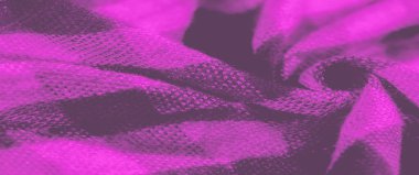 Katlanmış pembe ve siyah ekose kumaşı, karmaşık dokuması ve küçük gölgeleriyle bulanıklaştırarak ince bir ışık oyunu yaratıyor. Damalı tasarım odak noktasına klasik bir desen getiriyor.