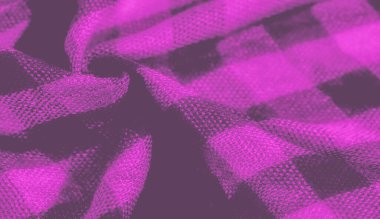 Örülmüş pembe ve siyah kareli kumaşın yakın plan görüntüsü, ince dokuya ve karmaşık detaylara odaklanıyor. Yumuşak kıvrımlar kumaşta derinlik ve hareket hissi yaratıyor..