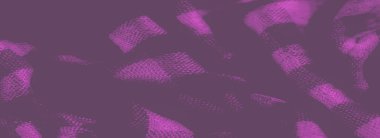 Derin dokuları ve kıvrımlı kıvrımları olan canlı pembe kareli kumaş bulanıklığı. Materyalin yumuşaklığı ve parlaklığı ince ama çarpıcı bir görsel yaratarak karmaşık dokusunu ve kalın kontrast oluşturur.