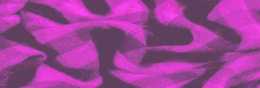 Mor kumaşın karmaşık kıvrımları hafif bir dalgalanma yaratıyor. Örülmüş dokusu işçiliği vurguluyor, konfor ve zarafeti kusursuz bir şekilde harmanlıyor..