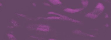 Bulanık Bu mor kumaş, yumuşak dokusu ve karmaşık dokuma deseni ile, zahmetsizce akıyormuş gibi görünen nazik kıvrımlara sahiptir. Dokunsal kalite lüks ve konfor hissi katıyor..