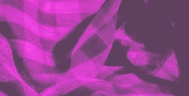 Bu mor kumaşın yumuşaklığı dokunmuş dokusu ve akan kıvrımlarıyla vurgulanır. Işığın ve gölgenin etkileşimi bu güzel tekstile derinlik katıyor..