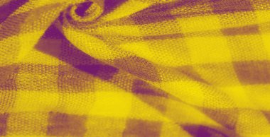 Yumuşak kıvrımlı ve desenli sarı kareli kumaş bulanıklığı. Katlar, genel tekstil tasarımına derinlik ve boyut ekleyerek zarif bir ışık ve gölge oyunu yaratıyor..