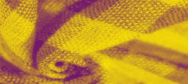 Karmaşık desenli ve yumuşak kıvrımlı sarı kumaş bulanıklığı. Dokuma dokusu ışığı çok güzel yakalıyor, hassas kumaş yapısını ve akışkan kıvrımlarını vurguluyor..