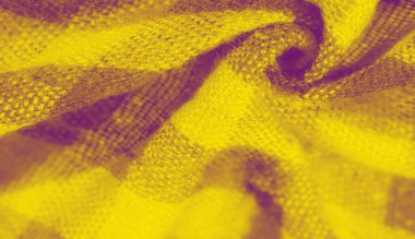 Belirgin dokuma deseni ve ince kareli desenli sarı kumaş bulanıklığı yumuşak tekstil yüzeyindeki karmaşık kıvrımların ve ışık yansımalarının yakın çekim görüntüsünü sunuyor..