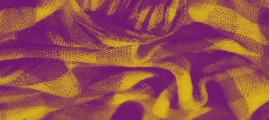 Yumuşak kıvrımlı sarı kareli kumaş, desenli dokuma ve ince mor renkler içeriyor. Kumaş hem rahat hem de şık görünüyor. Çeşitli tekstil uygulamaları için ideal..