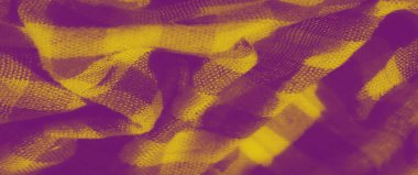 Karmaşık kıvrımlı sarı kumaş ve klasik damalı desen. Kumaşların zengin dokusu ve ışık kontrastı yumuşak ve davetkar bir atmosfer yaratıyor..