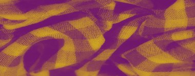 Damalı desenli, yumuşakça katlanmış ve mor ipuçları barındıran güzel desenli sarı bir kumaş. Kumaş, soyut kıvrımlar ve modern görünümle pürüzsüz ve akıcı bir etki yaratıyor.