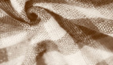 Yumuşak kıvrımlı, kahverengi damalı kumaş bulanıklığı. Nazik ışık ve gölge doğal estetiği güçlendirir. Yumuşak, davetkar bir tekstil tasarımı yaratır..