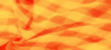 Bulanık, turuncu ve sarı renkli, sıcak renkli damalı kumaş. Doku kıvrımları derinlik ve boyut ekler, bu kumaşı tasarım projelerinde veya ev dekoru aksanında kullanmak için mükemmel hale getirir..