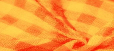 Yumuşak kıvrımlı bulanık turuncu ve sarı kumaş. Canlı renkler ve dokulu maddeler görsel olarak çekici ve dinamik bir görünüm yaratıyor, ev dekorasyonu, moda veya tekstil için mükemmel..
