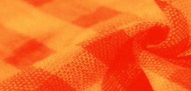 Parlak turuncu ve sarı kareli kumaşın bulanık dokusu, sıcak ve samimi bir görünüm yaratıyor. Karmaşık kıvrımlar yumuşak tekstil desenine boyut ekler.