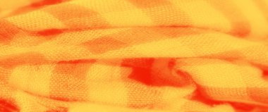 Yumuşak kıvrımlı, parlak sarı ve turuncu kareli kumaş ve zengin dokunun detaylı bir görüntüsü. Karmaşık dokuma ve kalın renkler bu kumaşı tasarım ve tekstil ilhamları için ideal hale getiriyor..