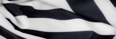 Görüntü. Bu seri yumuşak, akışkan siyah-beyaz çizgili kumaşı yumuşak kıvrımlarla yakalar, ipeksi dokusunu ve minimalist zarafetini vurgular. Yumuşak kıvrımlar dinamik bir karşıtlık yaratır