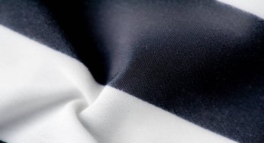 Bulanık siyah beyaz çizgili kumaş yumuşak kıvrımlar ve dalgalar oluşturarak zarif ve modern cazibesini arttırır. Yumuşak kıvrımlar ve ışık ve koyu tonların yüksek kontrastı kumaşın tarzını vurgular.