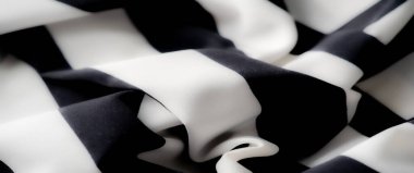 Alternatif kalın çizgileri olan yumuşak siyah ve beyaz kumaş bulanıklığı yumuşak dokusunu ve dinamik desenini vurgulamak için zarifçe katlanmış. Yüksek kontrastlı kumaş kumaşın zarif perdesini güçlendirir.