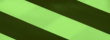 Bulanık efekt, kıvrımları akan ve yumuşak dokusu olan yeşil ve siyah çizgili kumaşı geliştirir. Zıt çizgiler görsel olarak çekici, dinamik bir arkaplan yaratır.