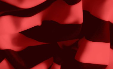 Görüntü - Zengin, kırmızı kumaştan akan kıvrımlar hareket ve derinlik hissi yaratır, röfleler ve gölgeler lüks bir doku ekler. Resim soyut bir özet sunar