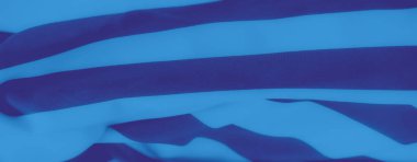 Katlanmış mavi kumaş bulanıklığı dalgalar ve gölgelerden oluşan bir ritim yaratıyor, koyu tonlarla güçlendirilmiş. Soyut dokular genel tasarıma modern bir zarafet hissi katıyor..