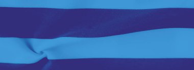 Bulanık mavi kumaş, soyut, dalgalı bir desen, yumuşaklık ve hareket izlenimi veriyor. Derin gölgeler ve açık mavi renkler kusursuz bir şekilde harmanlanır.