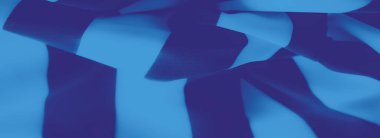 Koyu, katmanlı desenli mavi kumaş, yumuşak kıvrımlar ve akıcılık ve hareket hissi uyandıran pürüzsüz dokular, gelişmiş bir tekstil tasarımı yaratıyor..