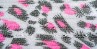 Açık gri bir tabanda pembe ve yeşil soyut desenli ağ kumaşı bulanıklaşır. Renkli aksanlar, bu kumaşı her iki moda için de uygun hale getirecek cesur ve görsel olarak uyarıcı bir etki yaratıyor.