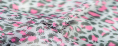 Pembe ve siyah desenli bulanık hassas kumaş, şık ve soyut bir tasarım yaratıyor. Hafif dokusu tekstile yumuşak ve havadar bir hava katıyor..