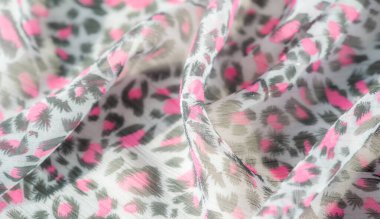 Yumuşak pembe ve koyu tonlarda, desenli kıvrımlı soyut kumaşın bulanık görüntüsü. Tasarım, sanatsal bir havayı şık ve sofistike bir hisle harmanlıyor..