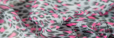 Yumuşak pembe ve koyu tonlarda, desenli kıvrımlı soyut kumaşın bulanık görüntüsü. Tasarım, sanatsal bir havayı şık ve sofistike bir hisle harmanlıyor..