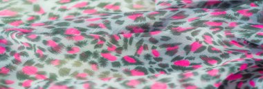 Görüntü bulanık, saf kumaş ve gri tabanlı canlı pembe motifler. Renk ve şeffaflık oyunu tekstil veya moda projeleri için çarpıcı bir görsel sunuyor.