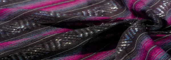 Bu çizgili kumaşın zarif kıvrımlarını bulanıklaştırın. Mor, mavi ve siyahın koyu tonlarını ince metal aksanlarla birleştirin. Karmaşık doku ve canlı renkler dinamik ve lüks bir görünüm yaratır..